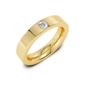 Edblad Guldring med infattad sten  helt ny - Edblad Stilren guldring med en rund, infattad klar sten på ovansidan. Ringen har en bred, slät design som ger ett modernt och elegant intryck. Perfekt för dig som gillar klassiska smycken med en twist.