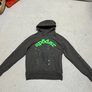  Spider hoodie  - Hej säljer min spider hoodie har aldrig använt den storleken är S 