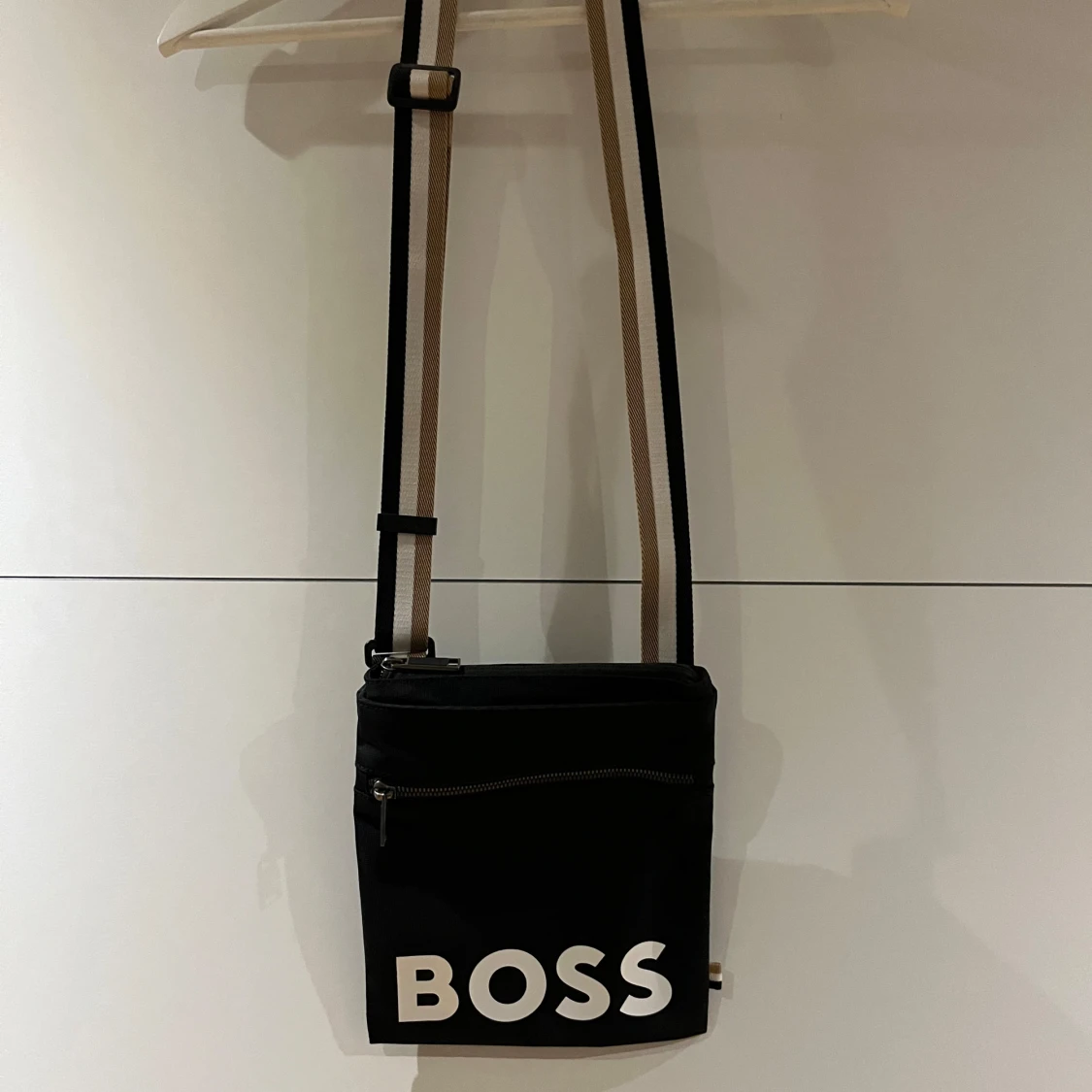 Svart axelväska från BOSS