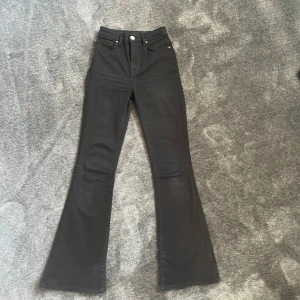 Svarta bootcut jeans - Säljer ett par svarta bootcut jeans i stretchigt material med hög midja. Modellen heter 'Peachy flare' och har klassiska fem fickor och dragkedja💕💕