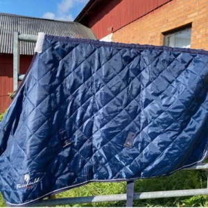 Blå quiltad Fairfield täcke -  Jättefint stalltäcke som tyvärr inte kommer till användning💙150 grams❤️‍🔥