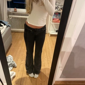 Svarta bootcut jeans låg midja - Säljer ett par svarta bootcut jeans från lager då de är för stora på mig 💞 modellen är low boot o är storlek M-short!