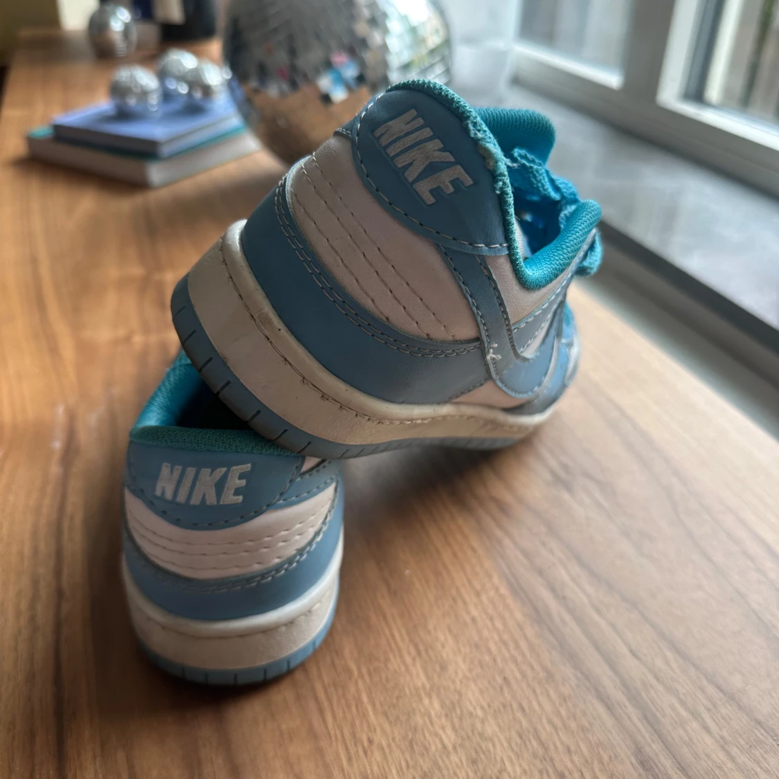 Nike Dunk Low blå och vita sneakers (inte riktiga)