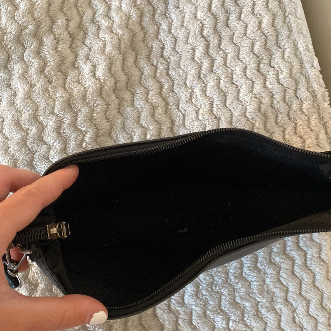 Svart axelväska i skinnimitation - 1