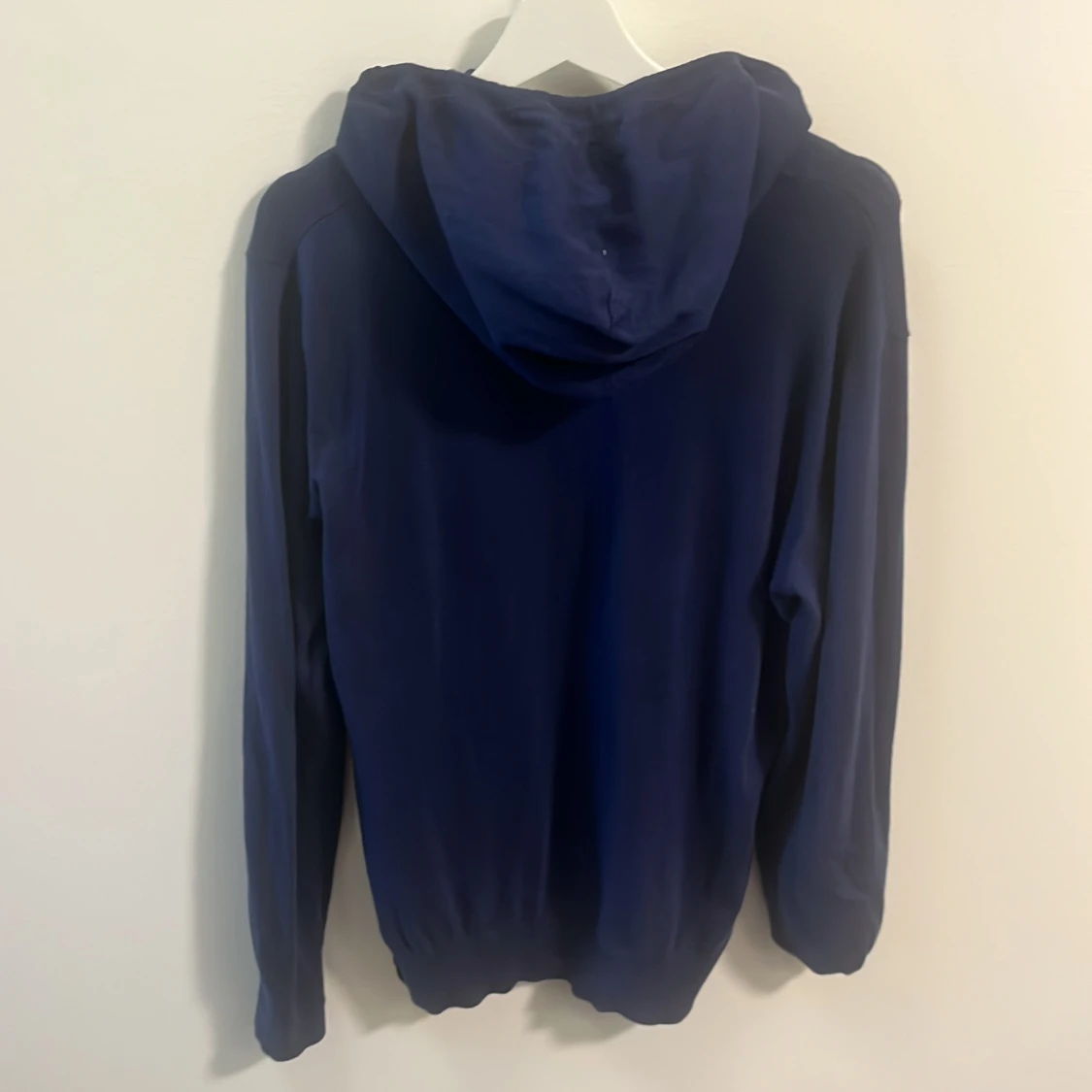 Mörkblå hoodie från Ombre - 1