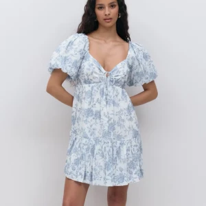 Klänning - Jätte snygg klänning, aldrig andvönd då den är i toppen skick! Skriv för egna bilder