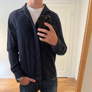 These Glory Days Overshirt mörkblå - Säljer denna sjukt snygga Overshirten från These Glory Days⭐️ Färgen är mörkblå och storleken är M✅ Overshirten har inga defekter och skicket är utomordentligt🙌🤝 Sjukt najs passform och passar perfekt till hösten🍁🙌 Tveka inte på att höra av er dig vid minsta fråga eller fundering😊