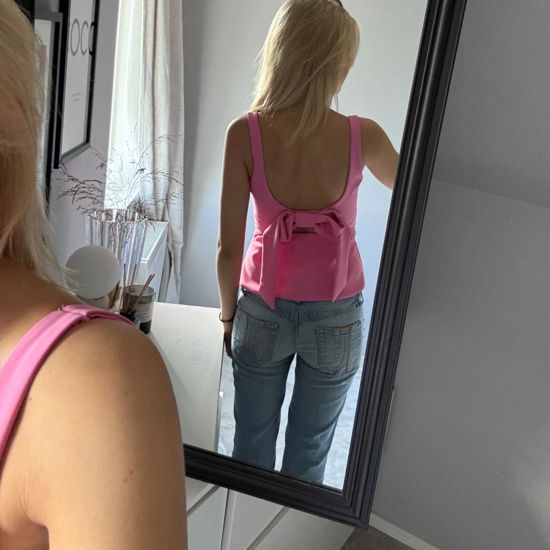 Rosa linnetopp med rosett i ryggen - 1