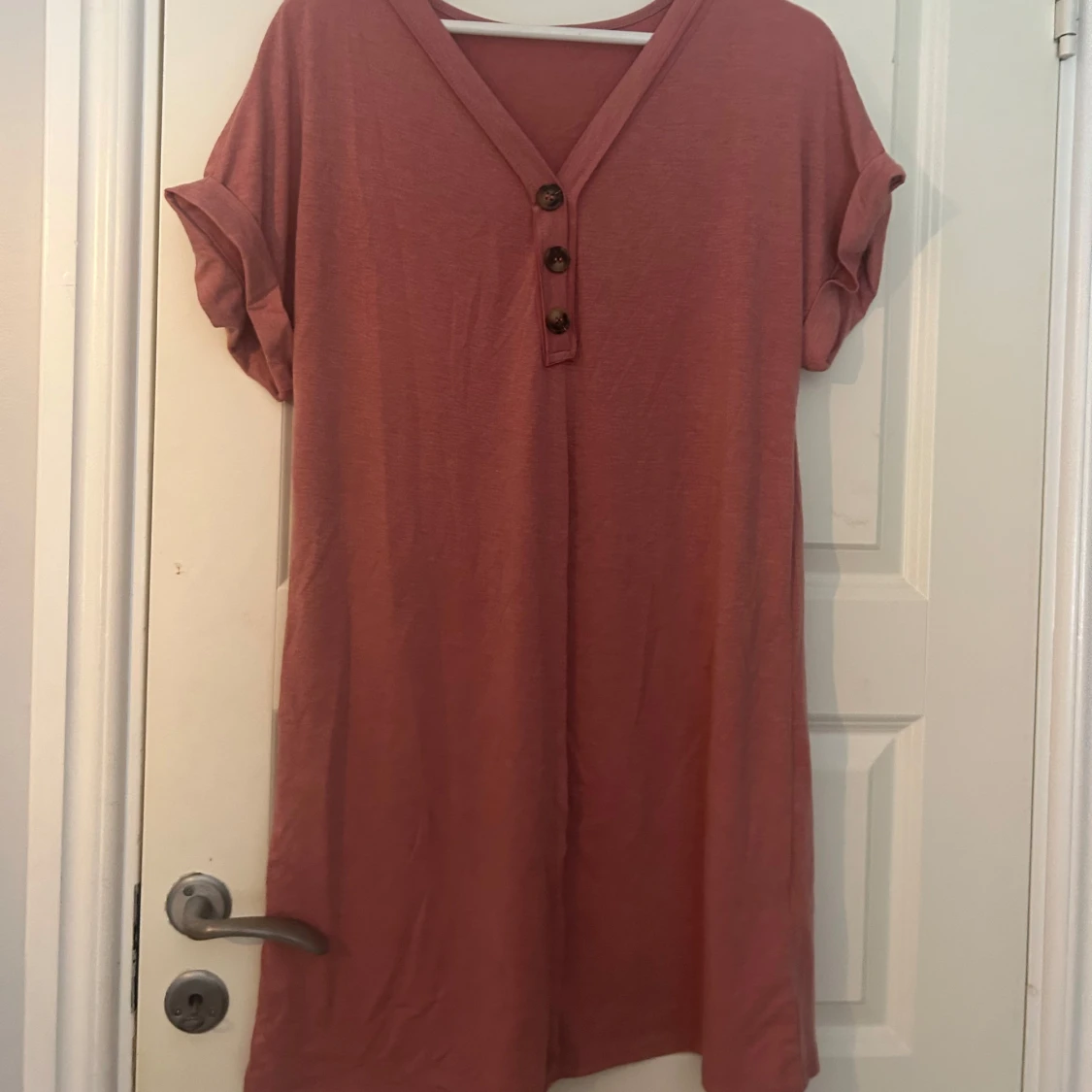 Rosa kortklänning med knappar