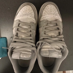 Nike Dunk Low i grått och vitt - Kommer inte till användning längre. Tecken på använda men bekväm och hela inuti.