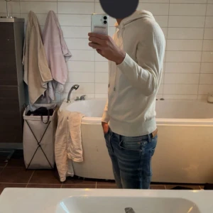 Merinoull hoodie - Skön merinoull hoodie   Storleken är M och tröjan är helt ny, oanvänd! Checka min profil för mer bilder på samma tröja i annan färg, färgen är vit!