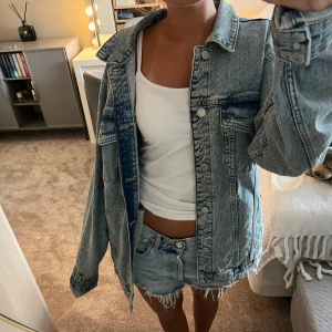 Oversized ljusblå jeansjacka - Säljer en oversized ljusblå jeansjacka. Köpte den för två år sedan men har knappt använt så den är i väldigt bra skick💕💕