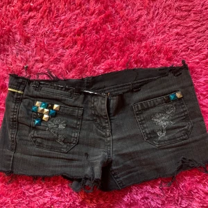 Svarta minishorts - Jag har nitat och klippt dom så det är ingen stjärnskräddning. Men dom håller sig uppe och är i ett bra skick.
