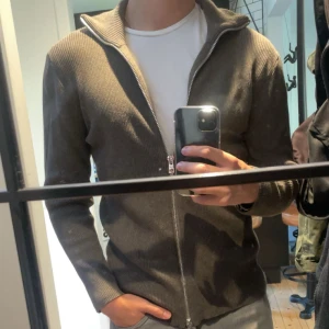 Ljung full zip - Säljer min bruna ribbstickade full zip från märket Ljung. Helt nyskick då den bara är testad iprincip. Nypris ligger runt 1500. Den sitter ganska slimfit och bra på mig som är 184. Men den passar bra på någon mellan 183 till 187. Grym kvalitet och allmänt skön att ha på sig