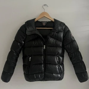 Colmar vinterjacka svart dam - Jättefin vinterjacka i fint skick ifrån colmar. Glansig svart samt luva. Storlek 154cm men passar mig som har XXS/XS. Skriv för frågor.