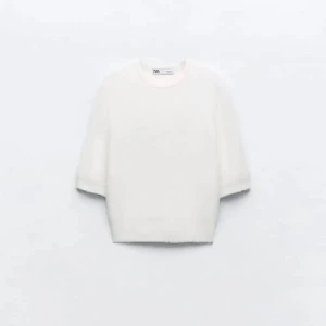 zara vit stickad kortärmad tröja - så fin stickad kortärmad från zara! i nyskick. stl m men liten i storlek, passar även xs-s 🤍 tryck gärna på köp nu