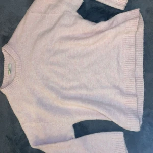 Ljusrosa Stickad Tröja från Gina Tricot - Ljusrosa Stickad Tröja från Gina Tricot. Tröjan är i storlek M men känns lite större. Väldigt bra skick och använt typ 3-4 gånger. 