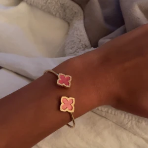 armband - säljer detta fina armband, vet inte vad för märke💕