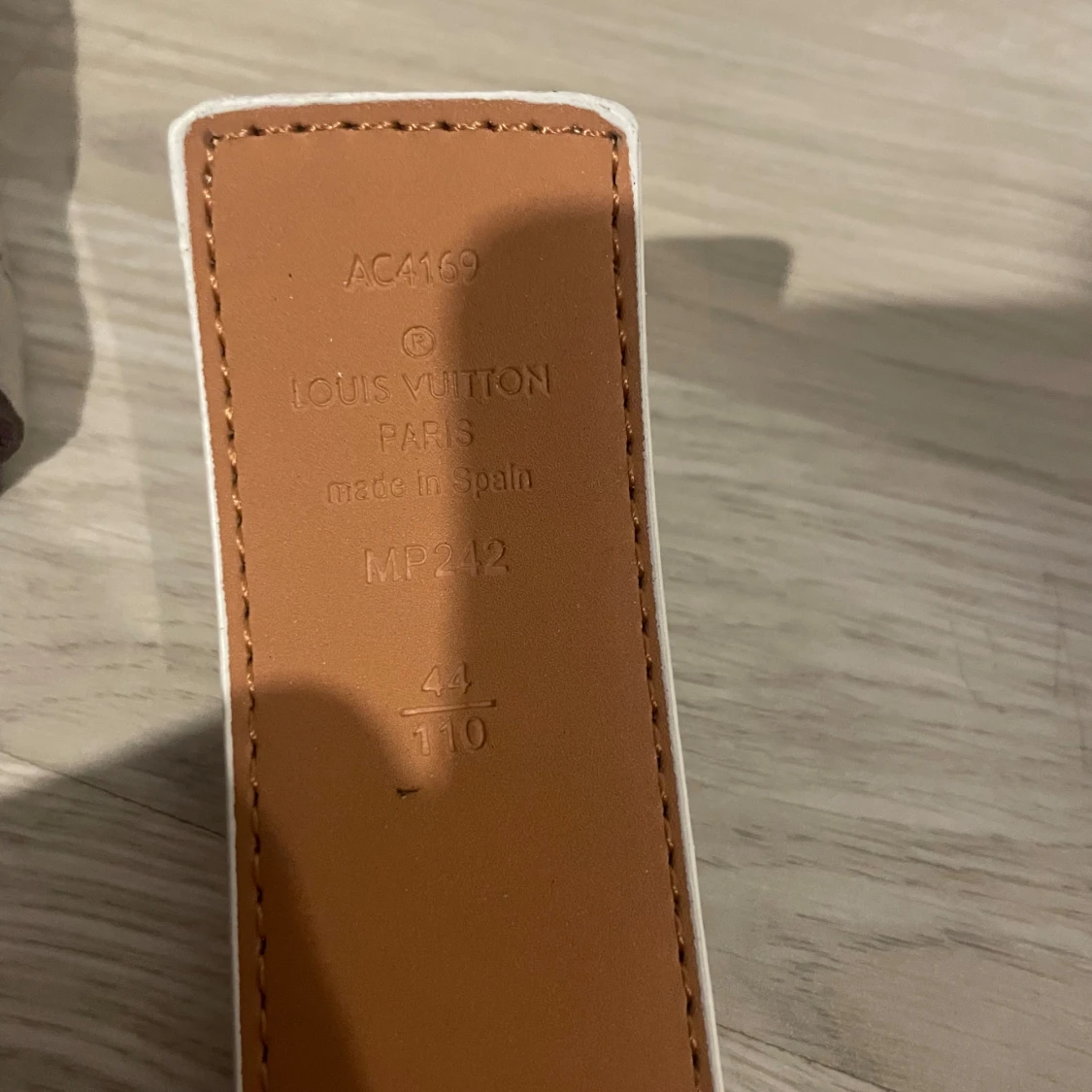 Vit  skärp med silverdetaljer  - 3