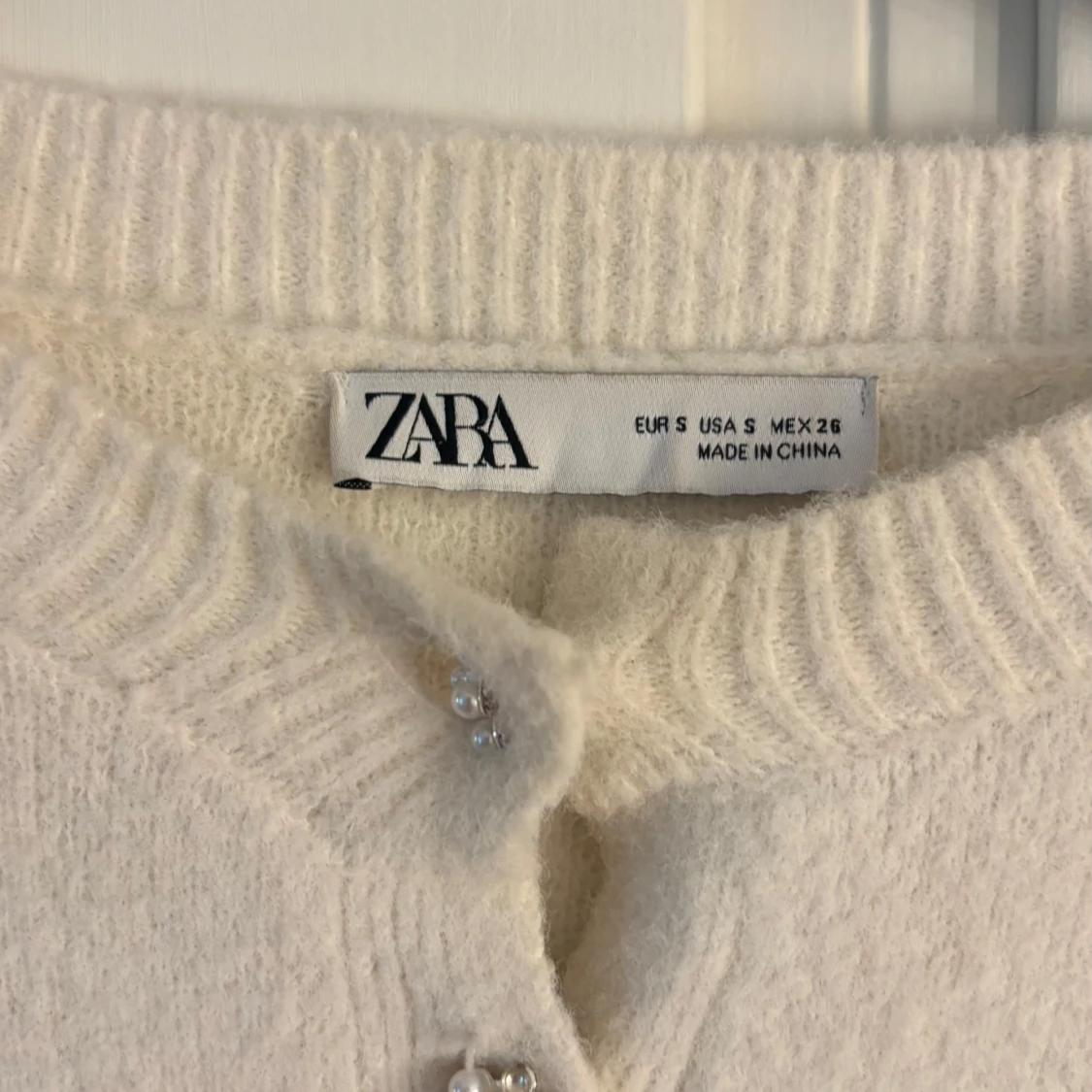 Vit kofta från Zara med pärlknappar - 2