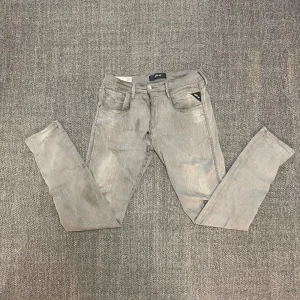 Replay anbass - Tjaa! Vi säljer nu dessa sjukt feta replay anbass hyperflex jeans i storleken 29W 32L, dessa jeans har en ofantligt snygg fade och passar perfekt nu i sommar, dessa jeans har endast en liten defekt och det är den svarta ”pluppen” som du kan se ungefär vid skrevet på bild 1, den syns inte vid användning endast när du sitter ned. Priset kan diskuteras vid snabbaffär.