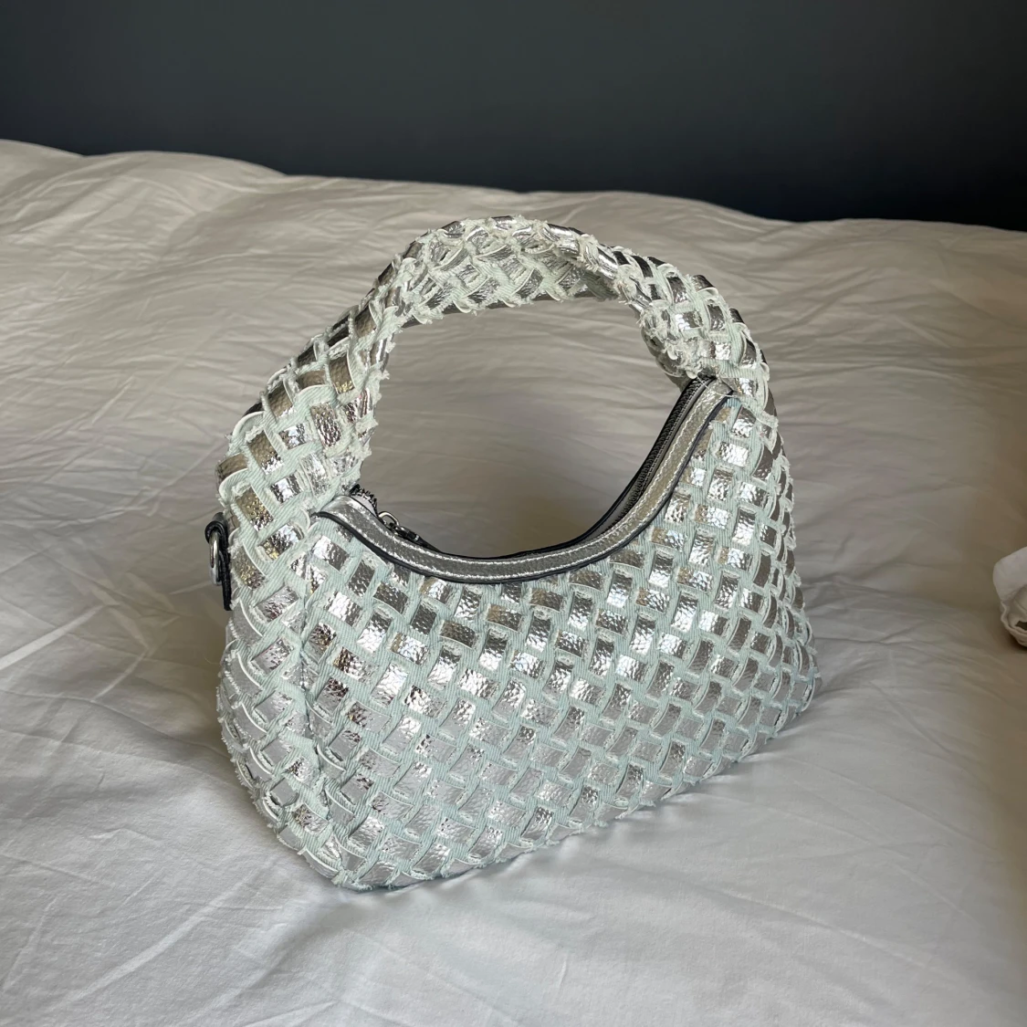 Silvrig axelväska med flätad look - 2