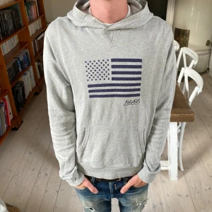 Ralph Lauren hoodie  - Sjukt fet Ralph Lauren hoodie med U.S.A flaggan på bröstet i perfekt skick 🙌 skriv vid fråga 👍 👍 Barnstorlek XL vilket är M i vuxenstorlek