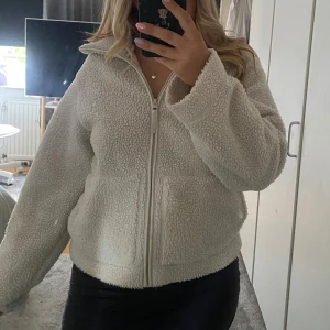 Beige teddyjacka med dragkedja - Teddy jacka från hm, väldigt mysig