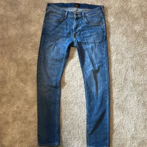 Helt nya byxor använda en gång, bästa skicket man kan få riktigt fina byxor. - Fina byxor andvönda en gång. Lee byxor riktigt frächa inför hösten!