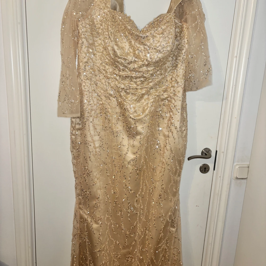 Champagnefärgad långklänning med pärlor - 1