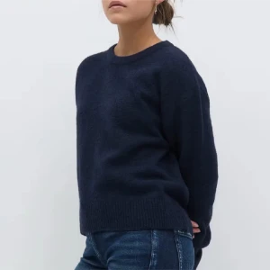 Mörkblå stickad tröja Gina Tricot - Mysig mörkblå stickad tröja från Gina Tricot. Tröjan har rund halsringning, långa ärmar och ribbade muddar vid halsen💞💞 tröjan är nopprig