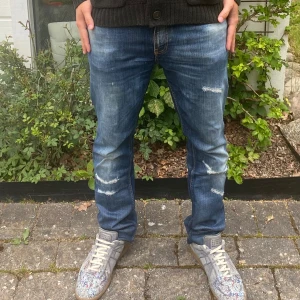 Feta Nudie Jeans - Ett par sjukt feta Nudie Jeans med assnygg tvätt!🌤️ | Längden är uppsydd till storlek 32 | Modell: thin Finn |  Hör av dig vid fler frågor!🙌
