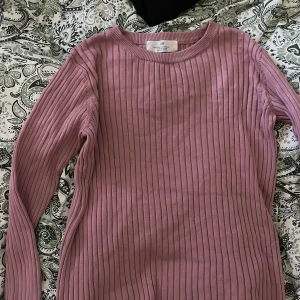 Rosa ribbad tröja från H&M - Långärmad, ribbstickad tröja från H&M i en rosa nyans. 