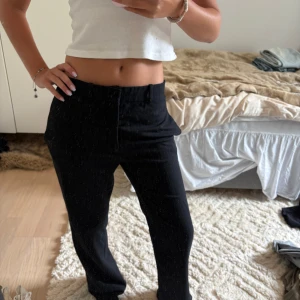 Snygga svart randiga kostymbyxor - Super snygga svarta randiga kostymbyxor!! Midja 36cm Innerbensmått 76cm