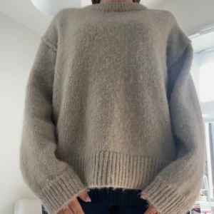Vit stickad tröja - Vit/beige stickad tröja från weekday. Skriv gärna vid frågor 💖💗