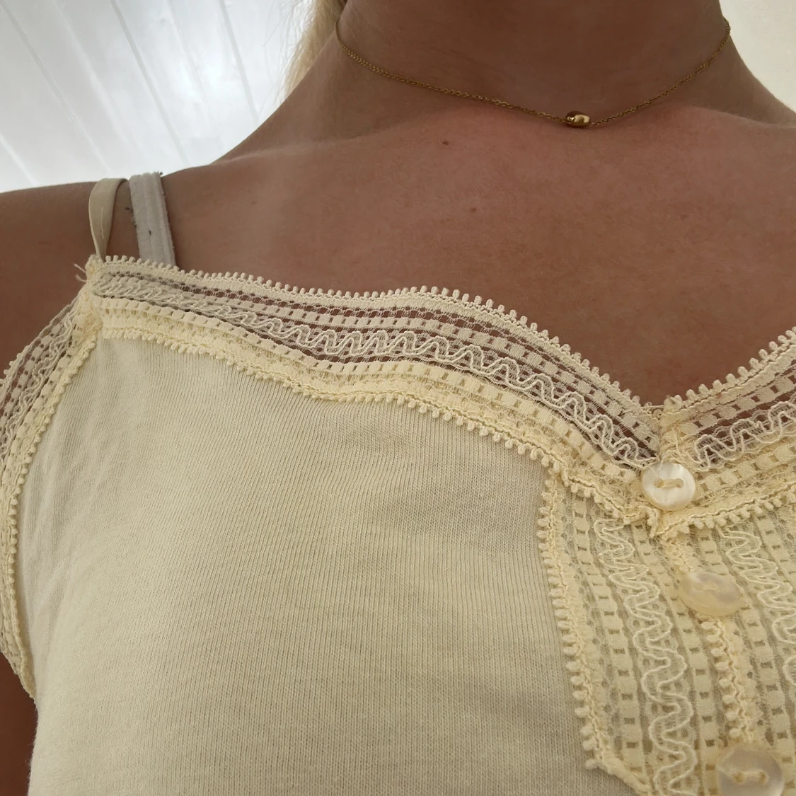 Gul linnetopp med spets från Women'secret - 2