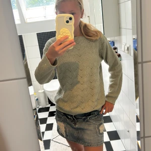 Ljusgrön stickad tröja Magasin du Nord - Superfin ljusgrön stickad tröja från Magasin du Nord med vågigt mönster och rund hals. Tröjan har lång ärm och är perfekt för lager-på-lager. Mjuk och skön känsla, passar till jeans eller kjol.