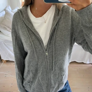From future zip hoodie - Grå zip hoodie från from future, knappt använd. 100% Kashmir, står ingen storlek men jag skulle säga M
