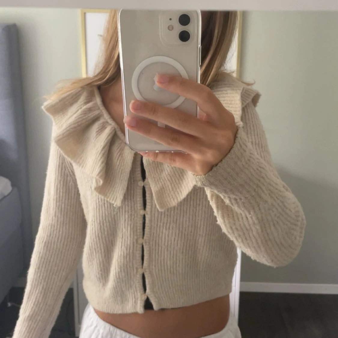 Beige kofta med volangkrage  H&M