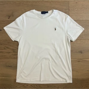 Ralph Lauren T-Shirt - Säljer en Vit Ralph Lauren T-Shirt i storlek S