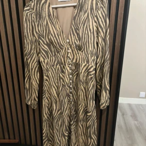 Adoore klänning i Zebra - Jättefin och populär midi-klänning från adoore! I storlek 34, zebra mönstret🤍