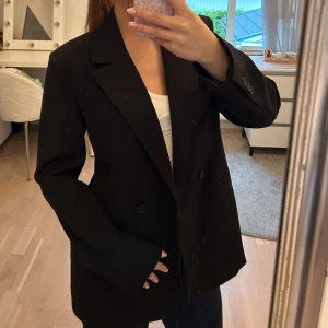 Stockh LM blazer/kavaj - Säljer min oanvända kavaj från Stockh LM. Köpt på MQ för ca 1500kr💕