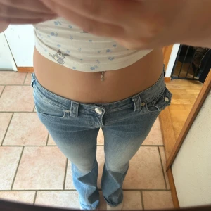 Lågmidjade bootcut jeans True Religion - Säljer ett par lågmidjade bootcut jeans från True Religion i modellen Joey. Fint skick och i storlek 26 😇