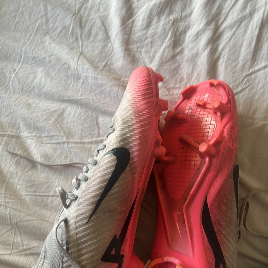 Nike fotbollsskor i vitt och rosa - 2