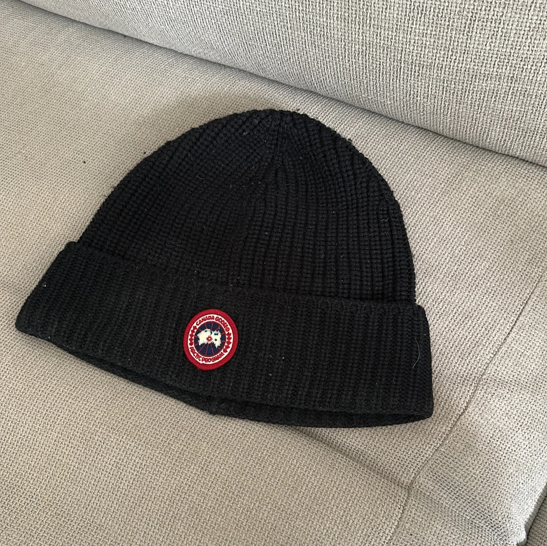 Svart ribbstickad mössa Canada Goose