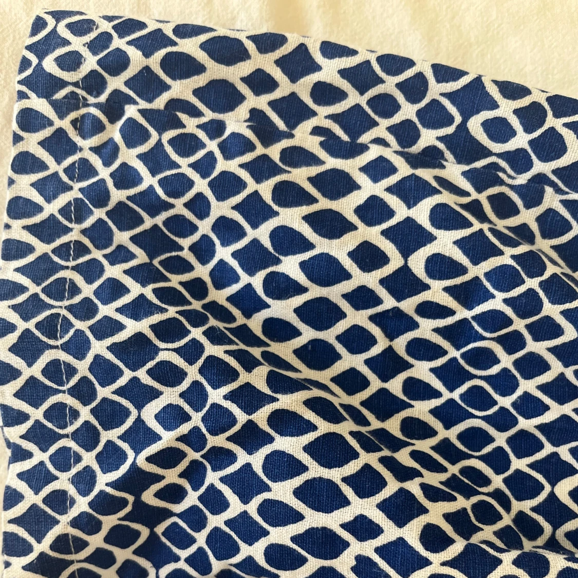 Blåvit mönstrad blus med volangärmar - 2