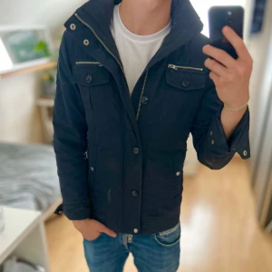 J.lindeberg Field Jacket - Bra skick, jackan är lite smutsig men detta är svårt att märka. Storlek S passar dig som är mellan 178-188cm. Nypris ca 3500kr. Modellen är 185 cm, 79 kg(sitter för liten). Passar bra nu till sen sommar/höst. Skriv för mer information!🤝