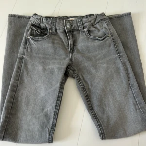 Low waist bootcut jeans Gina - Säljer dessa lågmidjade jeans från Gina. Aldrig använda men tvättade. Säljer för att jag köpte en för liten storlek men tvättade dom så kunde inte skicka tillbaka dom. Hör av er för fler bilder eller frågor❣️
