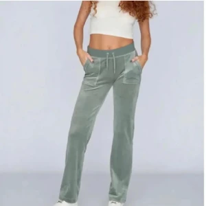 Gröna juicy byxor  - Gröna juicy byxor. Säljer då de inte kommer till användning 💗1 metall är borta från ena snöret, skriv vid intresse (pris kan diskuteras!)