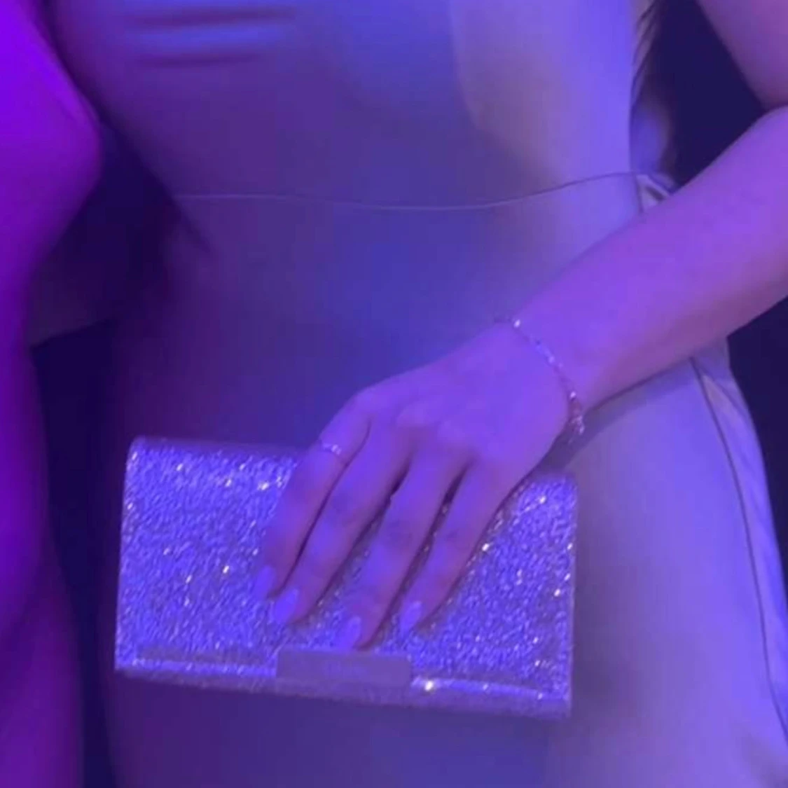 Glittrig guld kuvertväska från Mascara